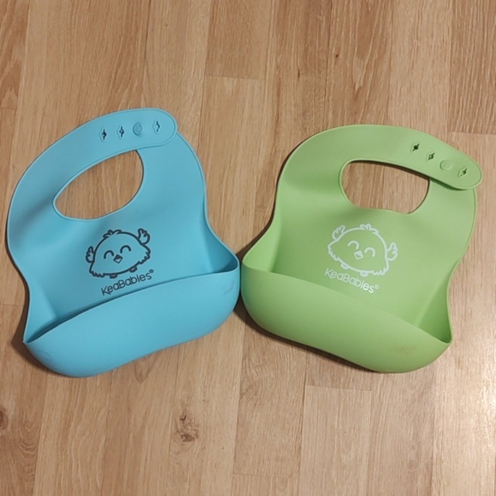 *Lot of 2* KeaBabies Silicone Bibs Blue Green Wide Crumb Pocket Adjustable 🩵💚
